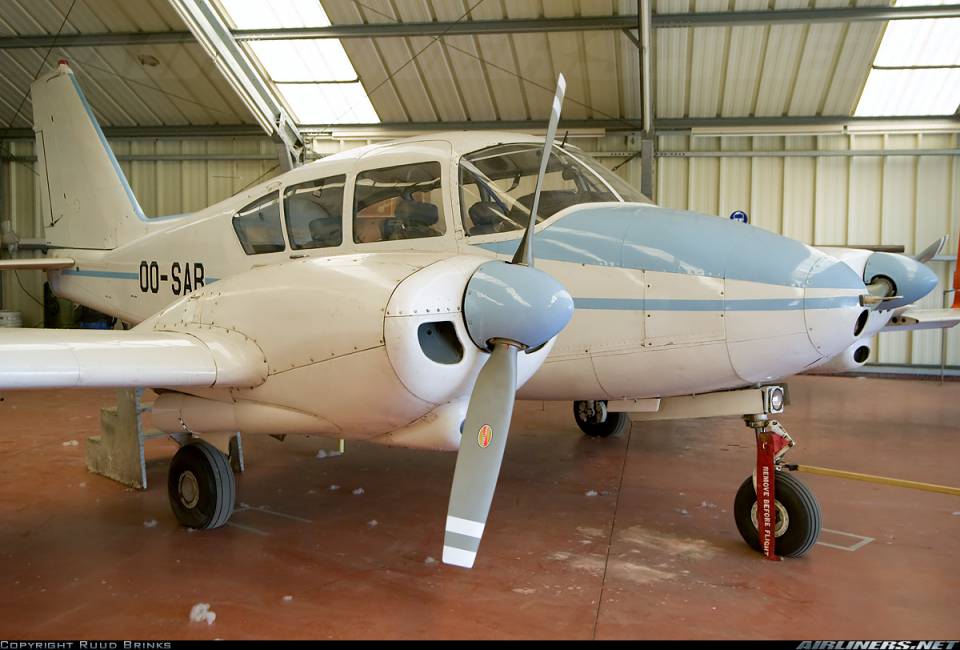 Piper PA-23-250 Aztec full