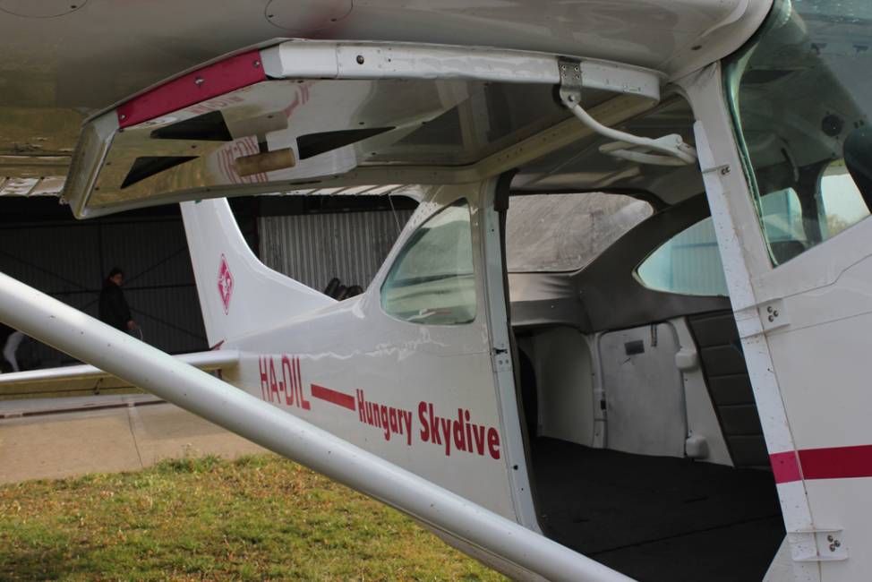 Cessna 182 N skydive full
