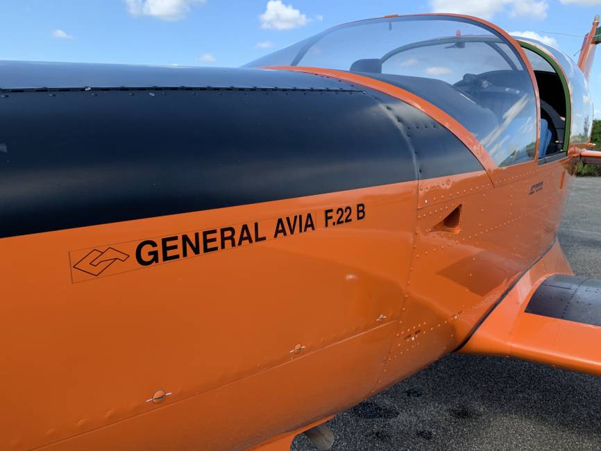 General Avia F-22 Pinguino B full