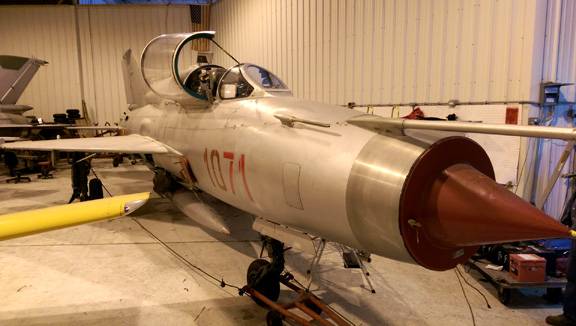 Mikoyan MiG-21 UM full