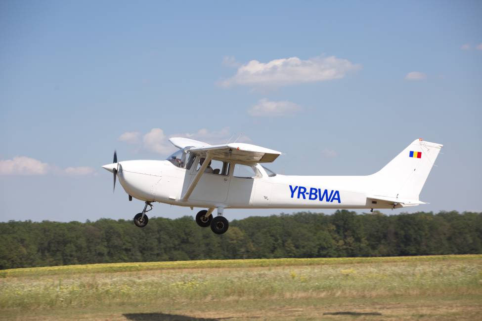 Cessna F-172 Skyhawk N full