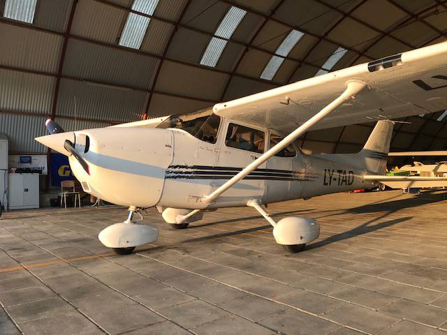 Cessna 172 Skyhawk R full
