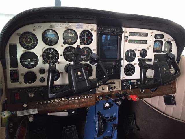 Cessna F-182 Skylane Q full